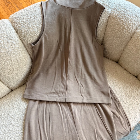 ✨ NWT Aritzia The Group Cowl-Neck Top: Nomad Taupe (Size L) - Picture 5 of 5